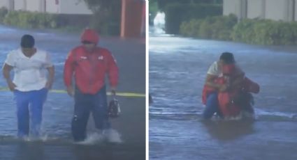 ¡Héroe! Reportero rescata a una mujer del interior de un auto inundado