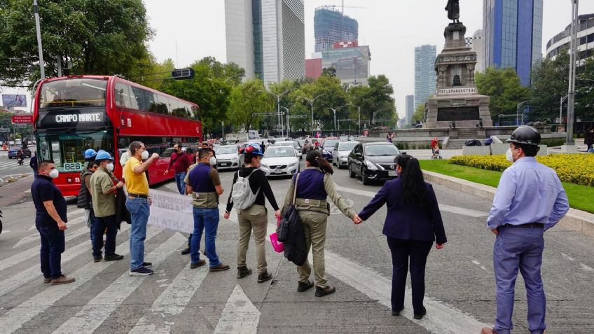 Trabajadores del INBAL mantienen bloqueado Paseo de la Reforma