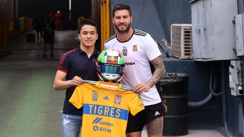 Noel León visita a Tigres en el Estadio Universitario de Nuevo León