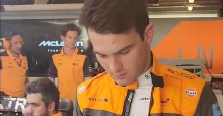 Pato probando el asiento del McLaren MCL36M