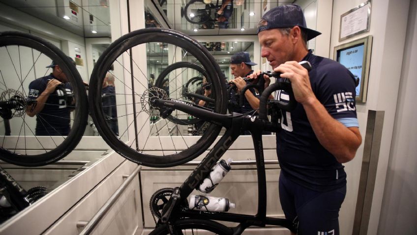 VIDEO: Lance Armstrong pedaleando una bicicleta sin frenos fixed gear