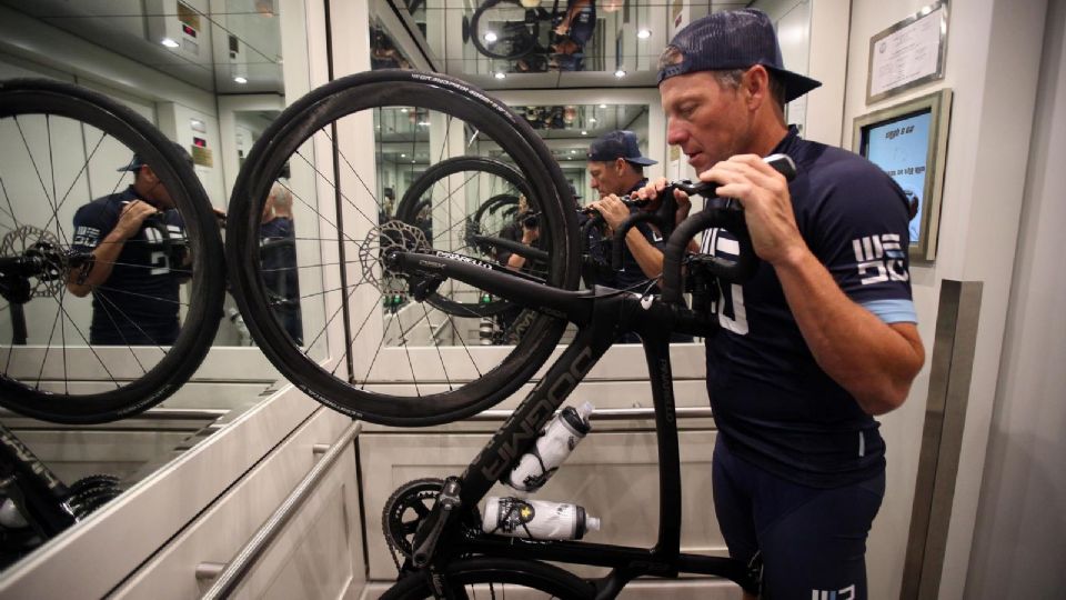 El ganador de siete Tours de Francia pedaleando por Austin, Texas en una bicicleta fixed gear.