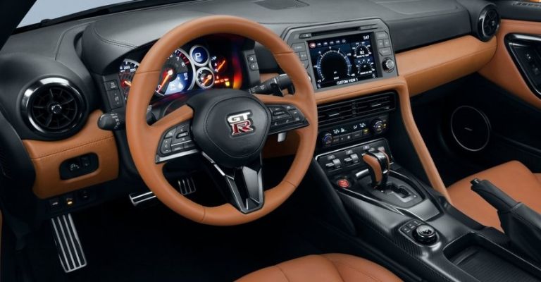 Interior del Nissan GT-R usado