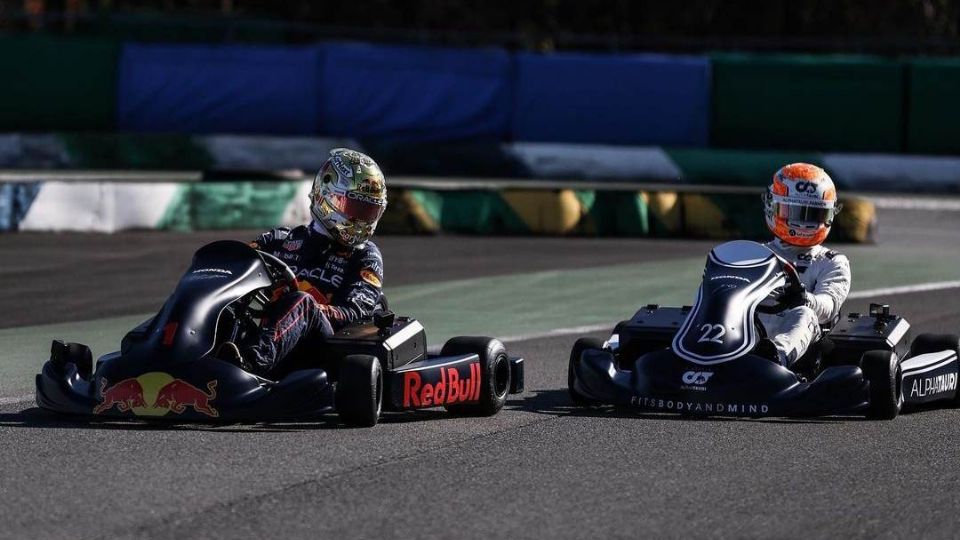 Checó Pérez vence a Max Verstappen en una exhibición de karts eléctricos.