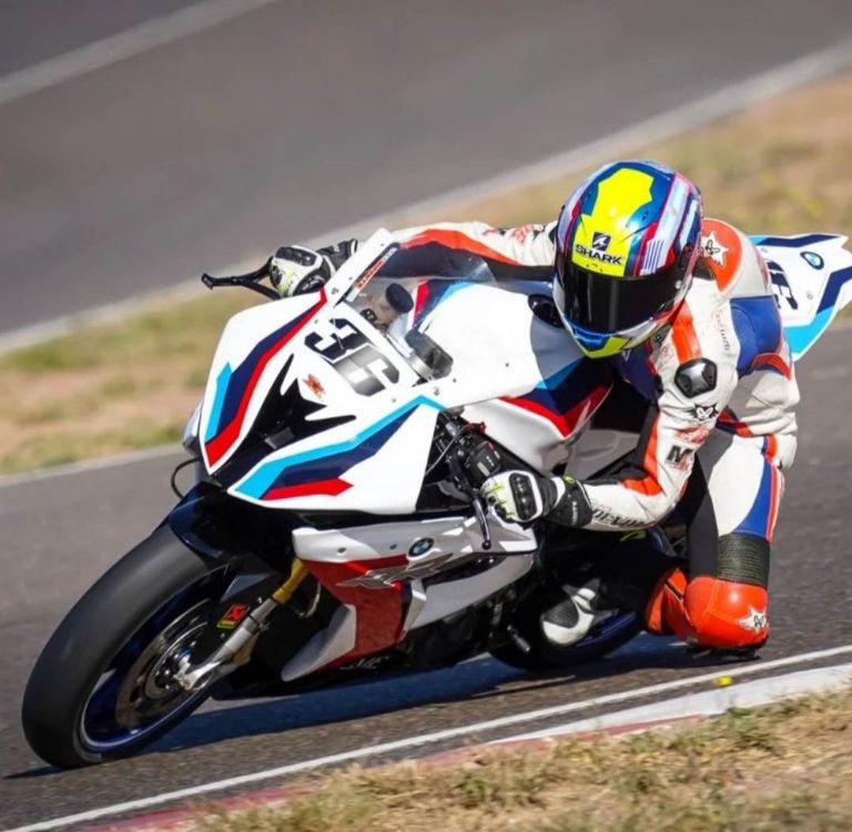 mujer piloto fefi devoto motociclismo