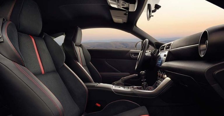 Interior del Subaru BRZ 2022