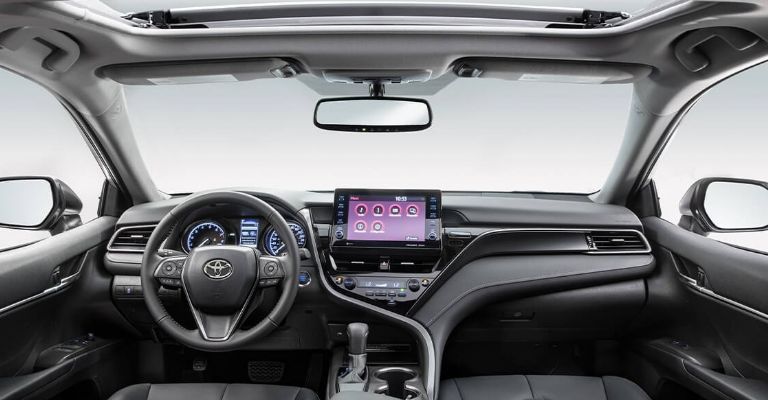 Interior del Toyota Camry 2022