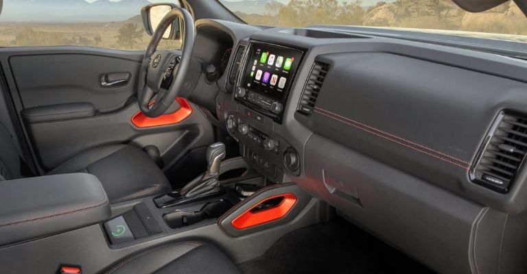 Interior de la Nissan Frontier V6 Pro-4X 2023