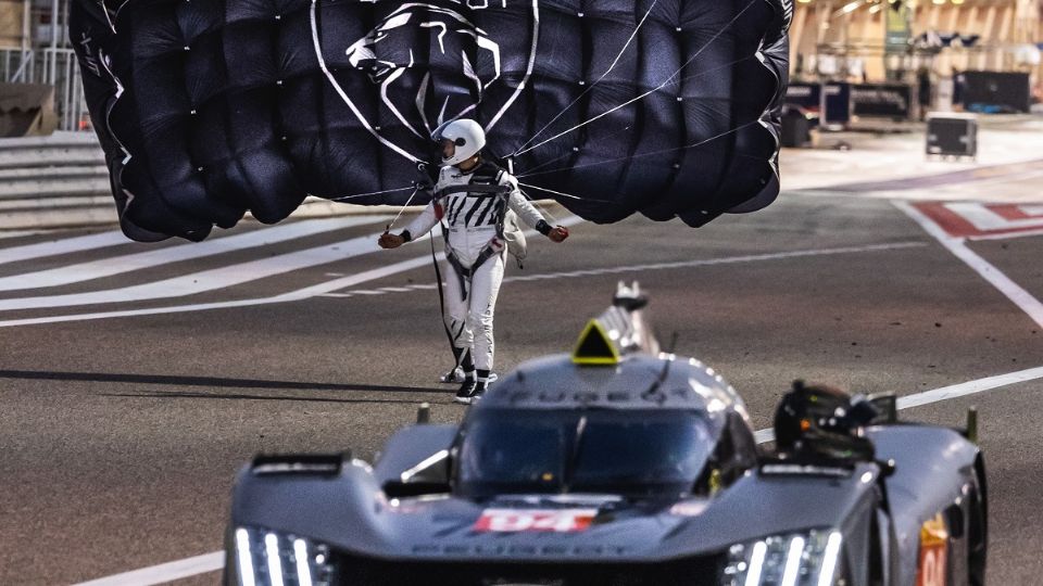 Un salto en paracaídas y el Hypercar 9X8