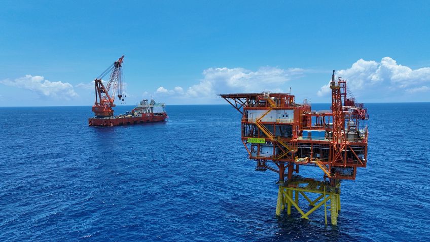 Petróleo abre semana a la baja: pierde ante las inminentes alzas en tasas de interés