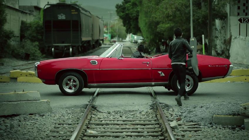 División Minúscula y sus impresiones autos clásicos: una combinación perfecta para sus videos musicales