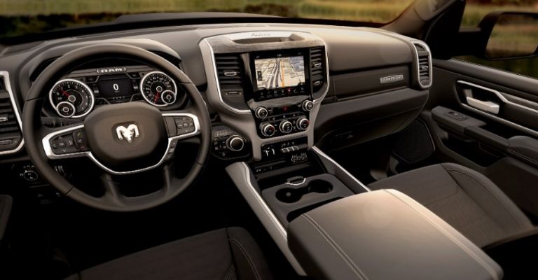 Interior de la RAM 1500 2023