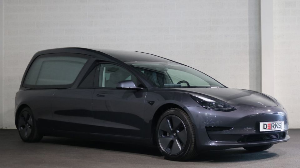 Este coche fúnebre eléctrico del futuro, es una modificación del Tesla Model 3.