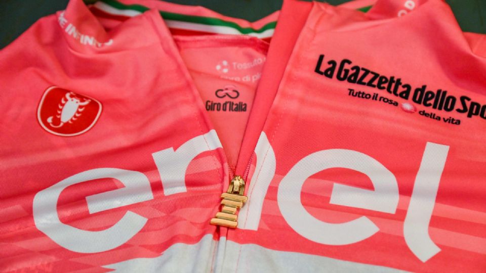 Se presentó la emblemática maglia rosa de la competencia ciclista