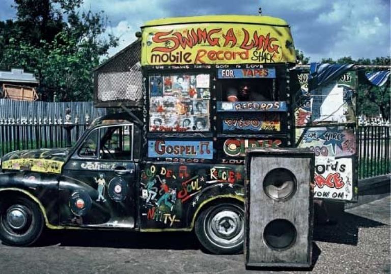 Movimiento Sound System, Jamaica, Reggae, Ritmo más popular de Jamaica, Dispositivos electrónicos, Tiendas de discos, Soundsystems, Discoteca móvil, Altavoces, Duke Reid, Duke Reid Trojan, Trojan RE, Vehículos británicos, Charlie Ace, Furgoneta Morris 100, Tienda de discos Movil, Swing A Ling