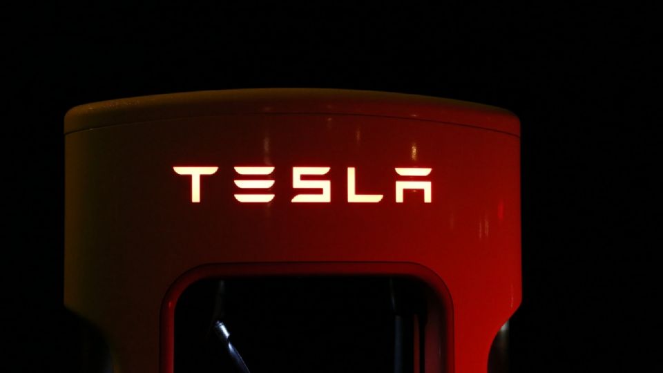 Tesla suma pérdidas de $100 mil millones después de la compra de Twitter por parte de Elon Musk.