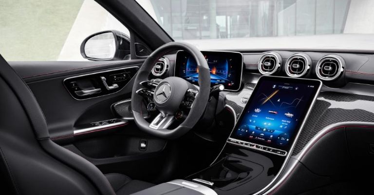 El interior del AMG C43 2023 resalta por su tecnología