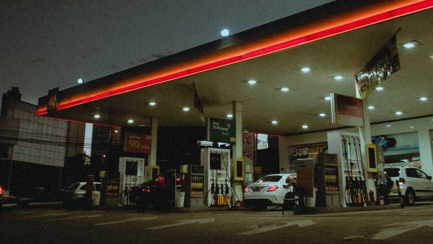 Suministro global limitado eleva precios del petróleo; gasolina a punto de dispararse