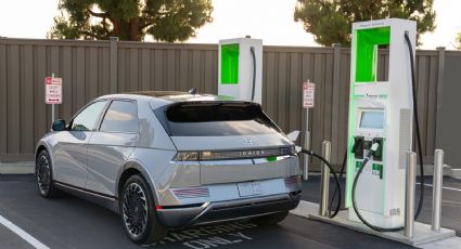 ¿Cómo están conectados los autos eléctricos y las energías renovables?