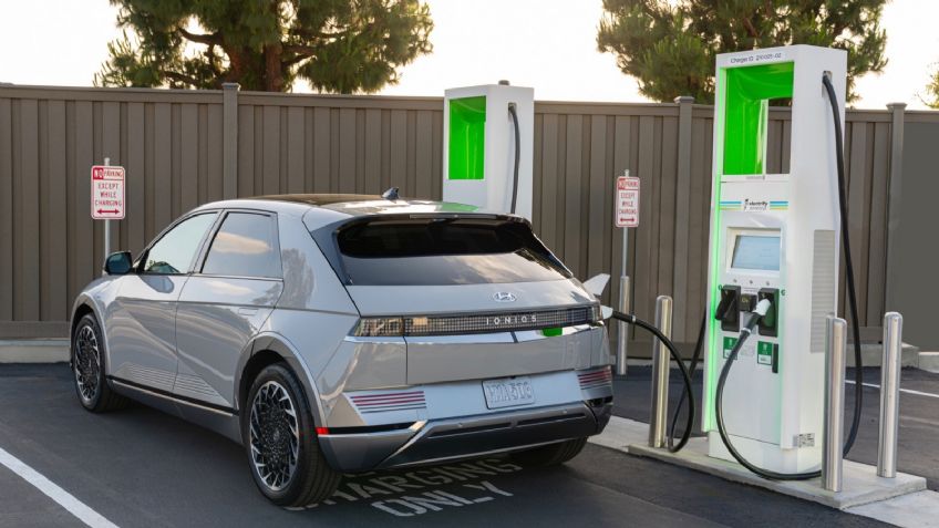 ¿Cómo están conectados los autos eléctricos y las energías renovables?