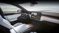 Tesla revisará más de 100 mil autos por fallas en pantallas táctiles