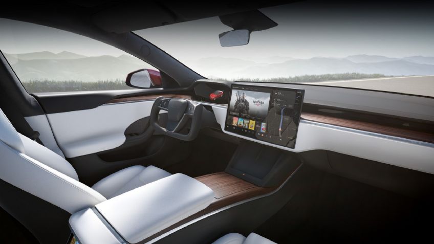 Tesla revisará más de 100 mil autos por fallas en pantallas táctiles