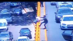 Conductor evita que mujer salte de puente en CDMX