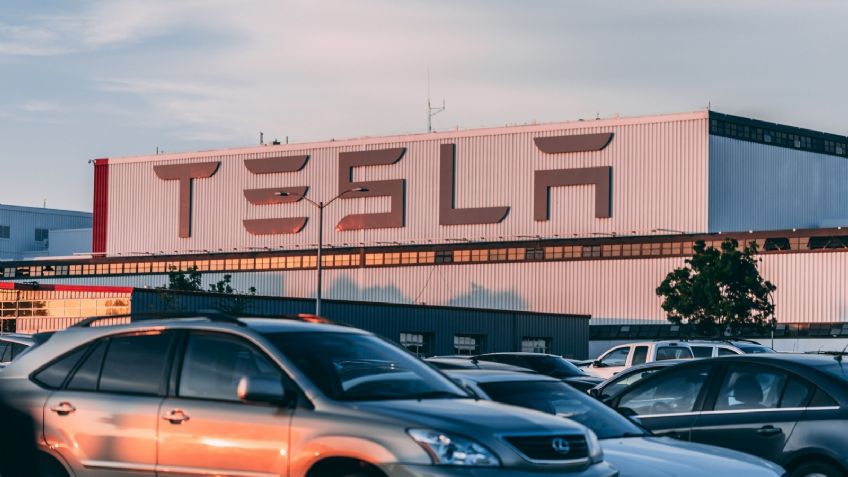Tesla suspende producción de autos en China