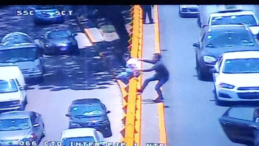 Conductor evita que mujer salte de puente en CDMX