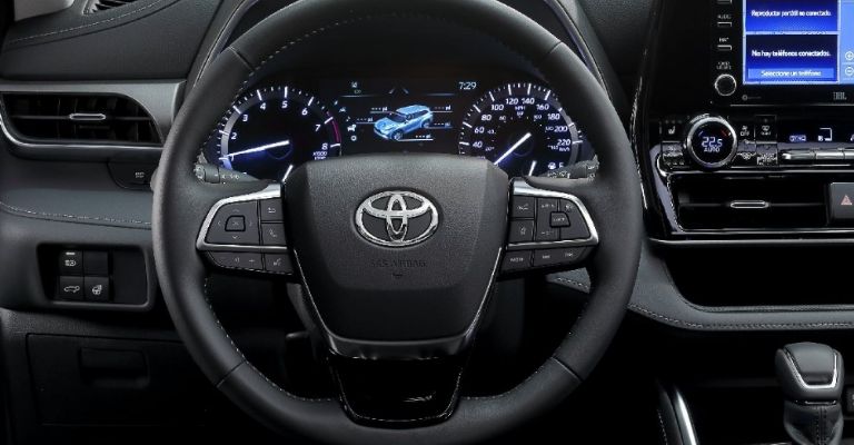 La Toyota Highlander 2022 es muy equipada por dentro