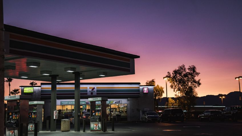 Petróleo revierte caídas previas; gasolina y dólar se mantienen fuertes