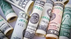 El dólar tambalea, pero mantiene máximos de seis semanas