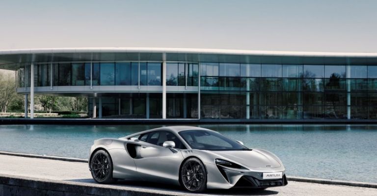 El McLaren Artura Elizabeth II tiene una pintura especial