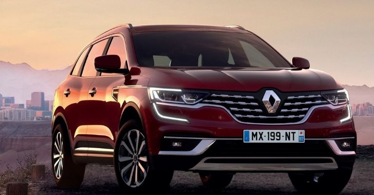 La Renault Koleos 2023 en un ocaso de sol