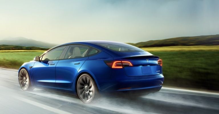 Parte trasera del Tesla Model 3 2022