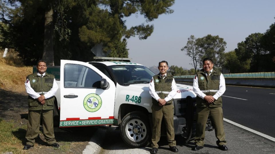 Este grupo de hombres y mujeres se encuentran listos para ayudar a los automovilistas.