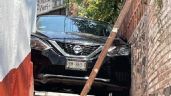 Auto de turista queda atorado en un callejón de Taxco, culpa al GPS