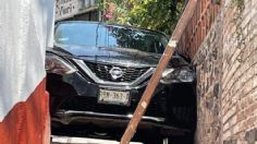 Auto de turista queda atorado en un callejón de Taxco, culpa al GPS