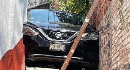 Auto de turista queda atorado en un callejón de Taxco, culpa al GPS