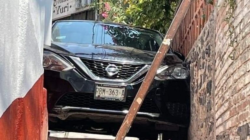 Auto de turista queda atorado en un callejón de Taxco, culpa al GPS