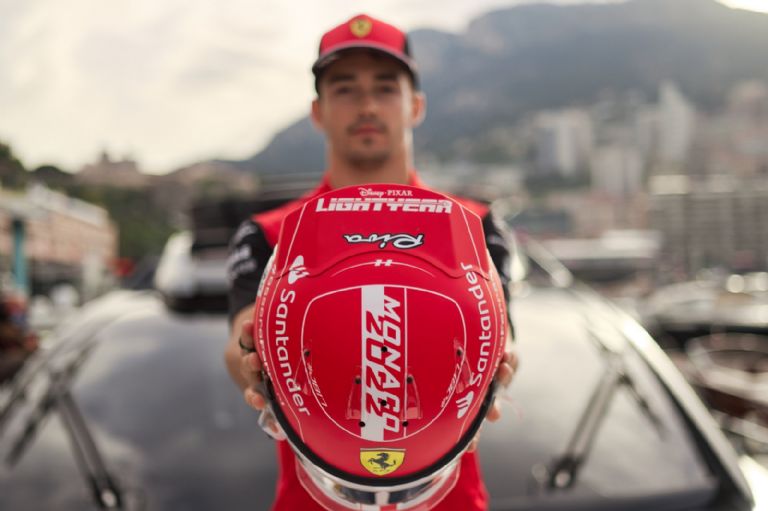 casco de Charles Leclerc
