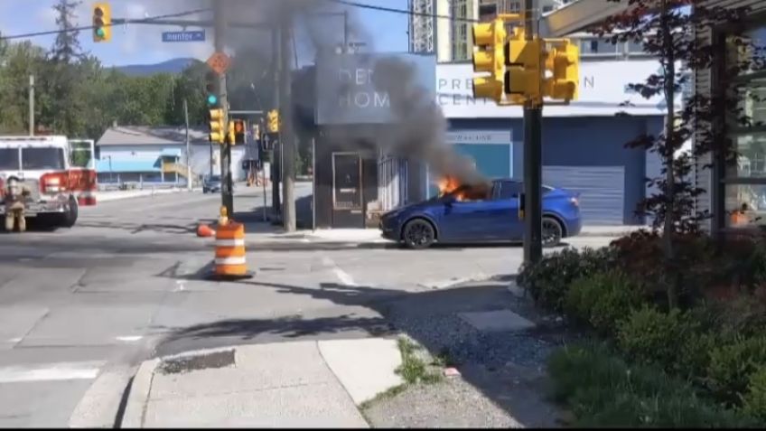 Conductor logra escapar de su Tesla Model Y luego de que este se incendiara