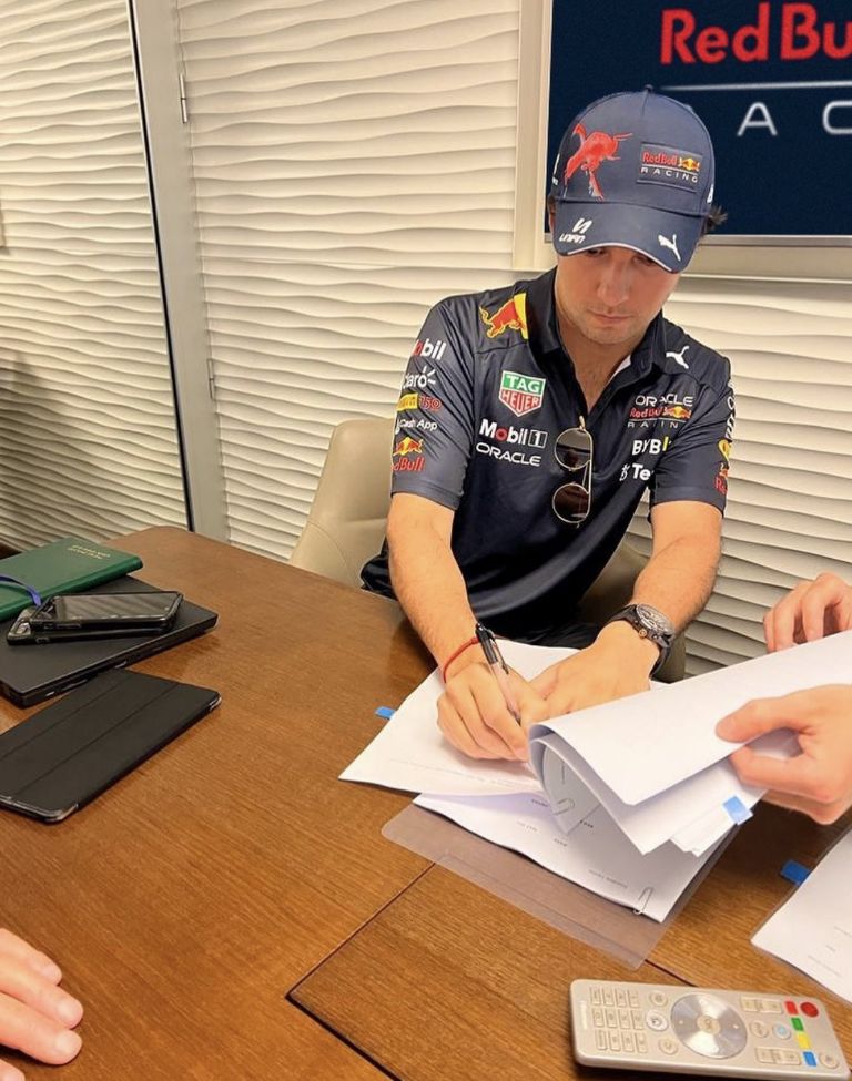 Checo Pérez renueva contrato con Red Bull