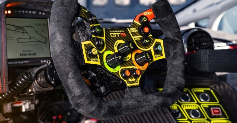 El interior del Lamborghini Huracán GT3 EVO2 tiene mejoras