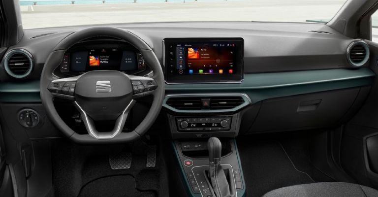 La SEAT Arona 2022 tiene mejoras en cabina