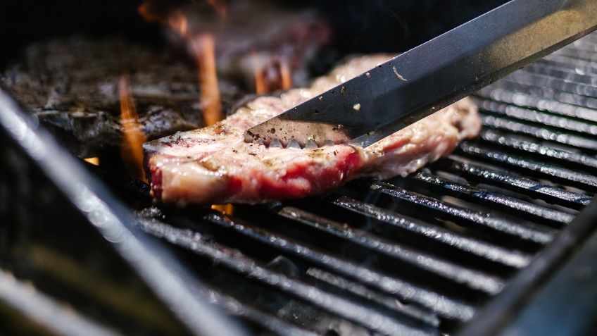 VIDEO: Amigos arman carnita asada en la cajuela de su carro