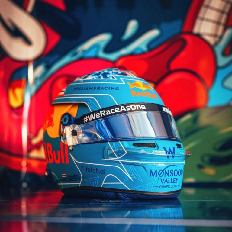 casco Alex Albon