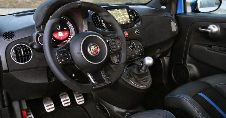 El interior del Abarth 695 Tributo 131 Rally es deportivo