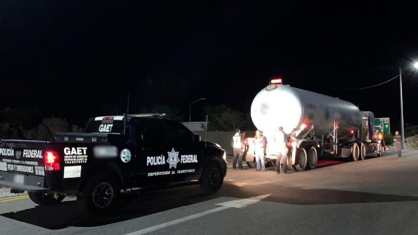 Cómo usar las luces al conducir de noche en carreteras federales