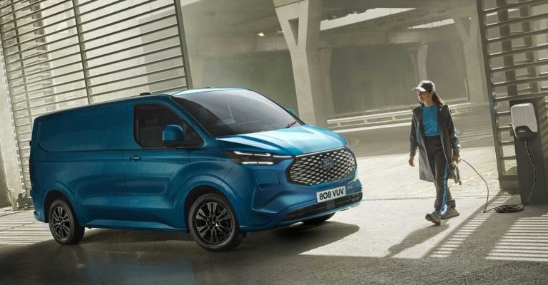 La Ford E-Transit Custom 2023 es la nueva van 